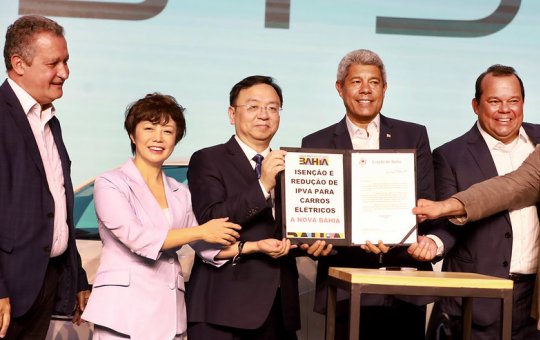 Jerônimo assina projeto de lei que vai isentar IPVA de veículos elétricos na BA