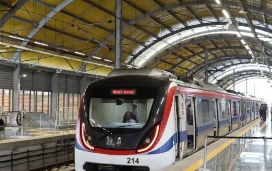 Após manobra técnica, metrô deixa vagões lotados sem energia