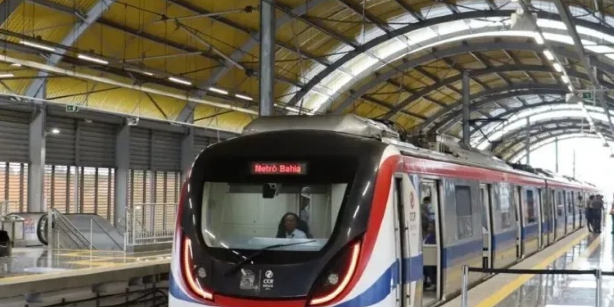 Após manobra técnica, metrô deixa vagões lotados sem energia