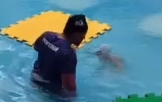 Professor de natação é demitido após deixar criança de dois anos ficar submersa 