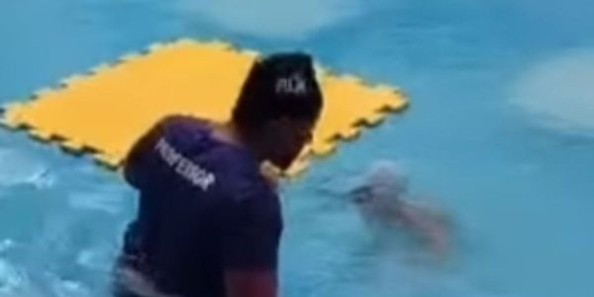 Professor de natação é demitido após deixar criança de dois anos ficar submersa 