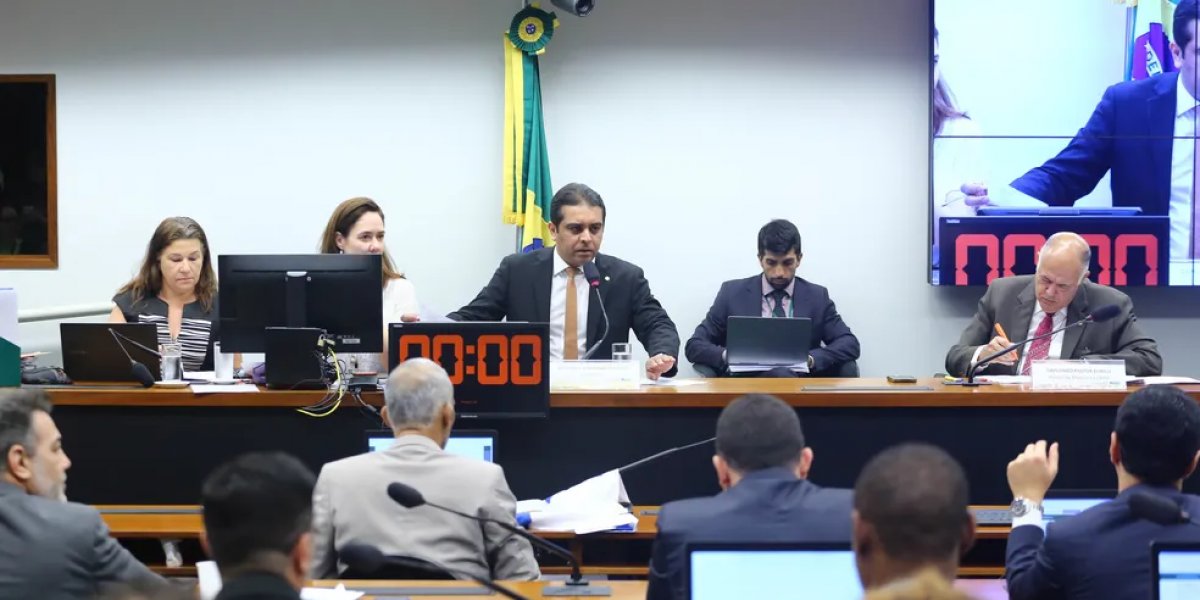 Comissão da Câmara aprova o fim do casamento homoafetivo no Brasil