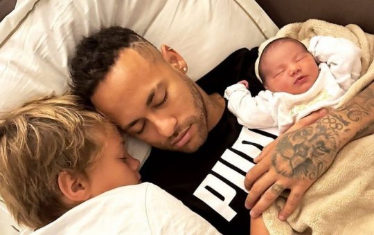 Momento fofura: Neymar posta foto dormindo com os filhos