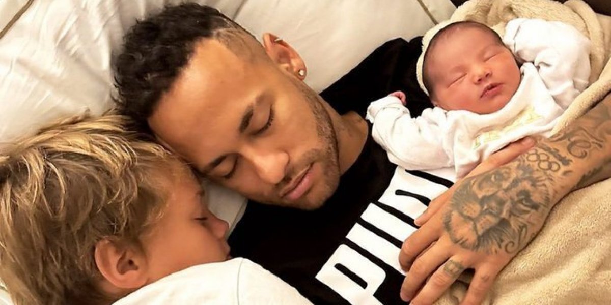 Momento fofura: Neymar posta foto dormindo com os filhos
