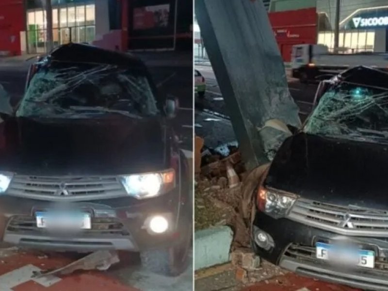 Motorista perde controle e bate carro em poste na Avenida Manoel Dias