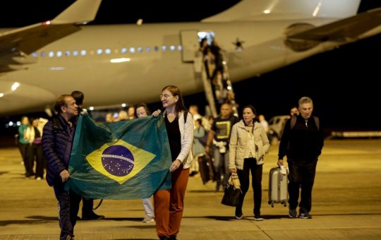 Repatriados manifestam alívio ao pisar em solo brasileiro