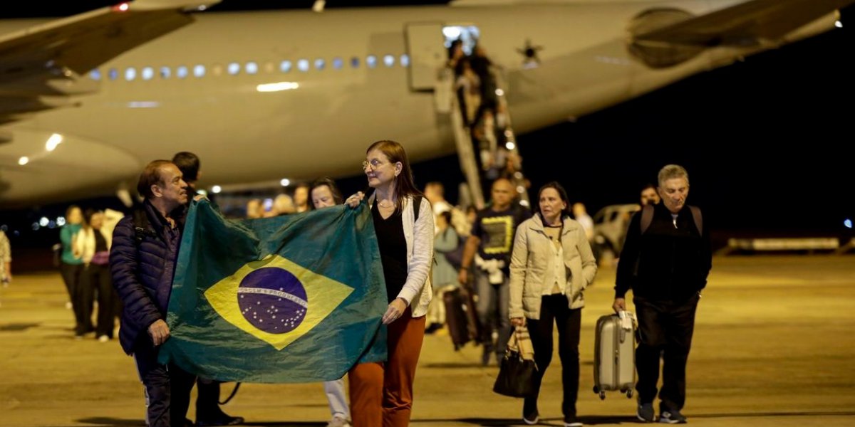 Repatriados manifestam alívio ao pisar em solo brasileiro