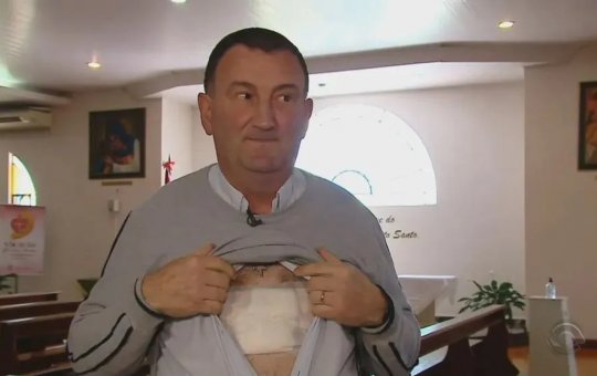 Padre é salvo por crucifixo após ser atingido por tiro no peito