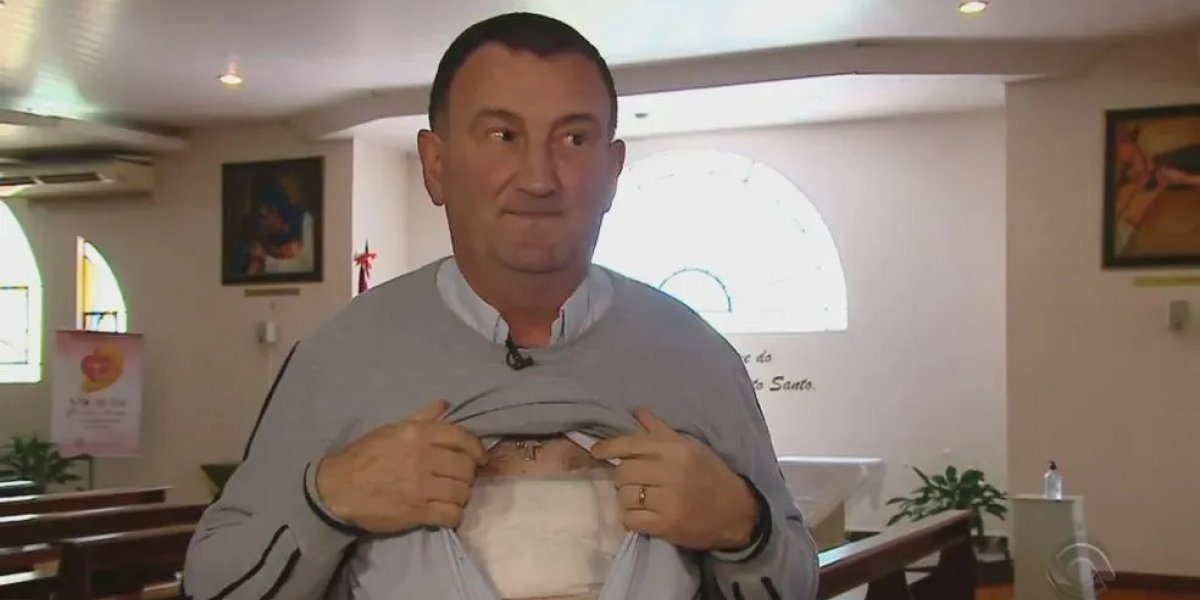 Padre é salvo por crucifixo após ser atingido por tiro no peito