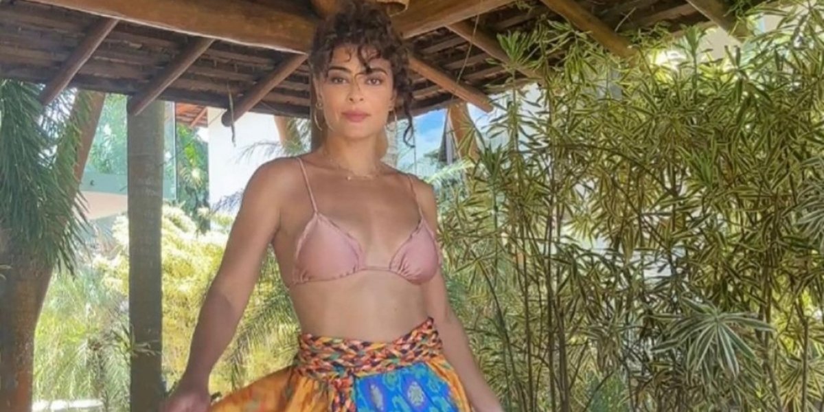 Juliana Paes salva caranguejo em momento de descanso com a família na Bahia