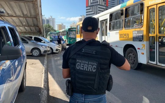 Homens usam facões em assalto a ônibus em Salvador