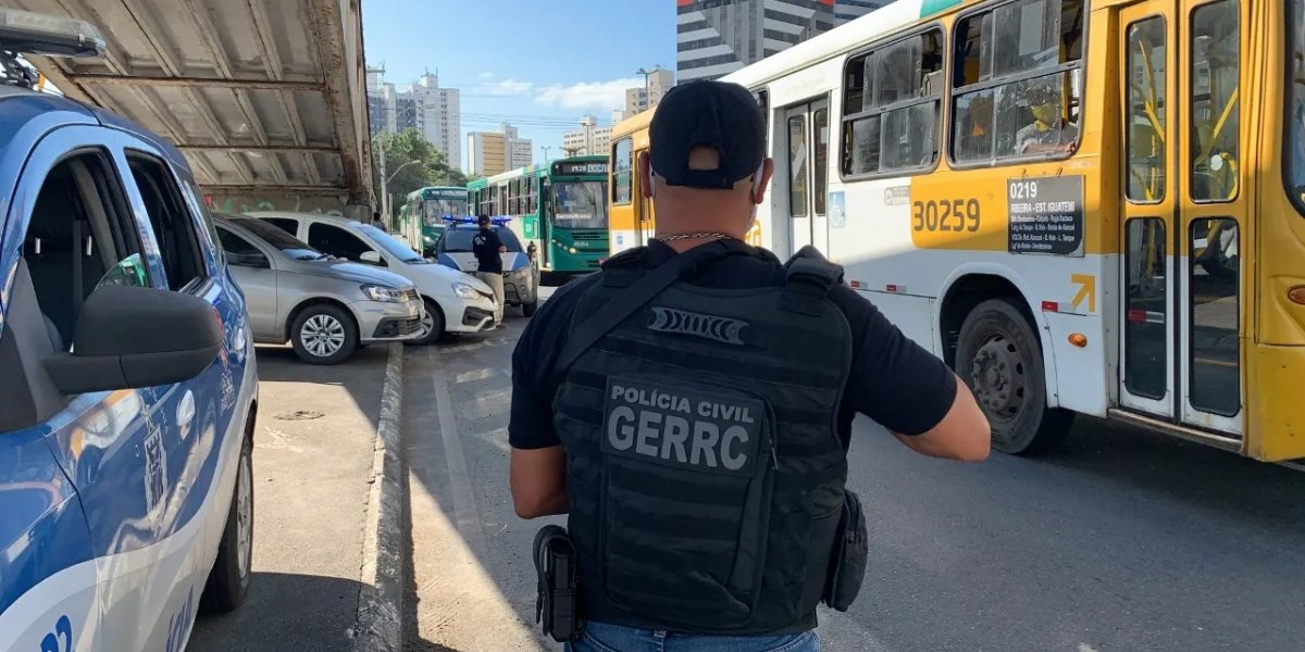 Homens usam facões em assalto a ônibus em Salvador