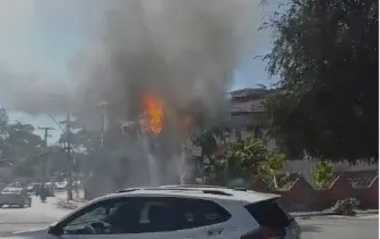 Poste pega fogo e causa transtornos no trânsito na região do Cabula