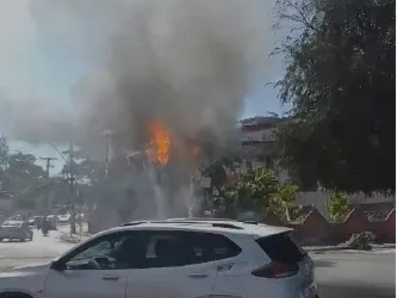 Poste pega fogo e causa transtornos no trânsito na região do Cabula