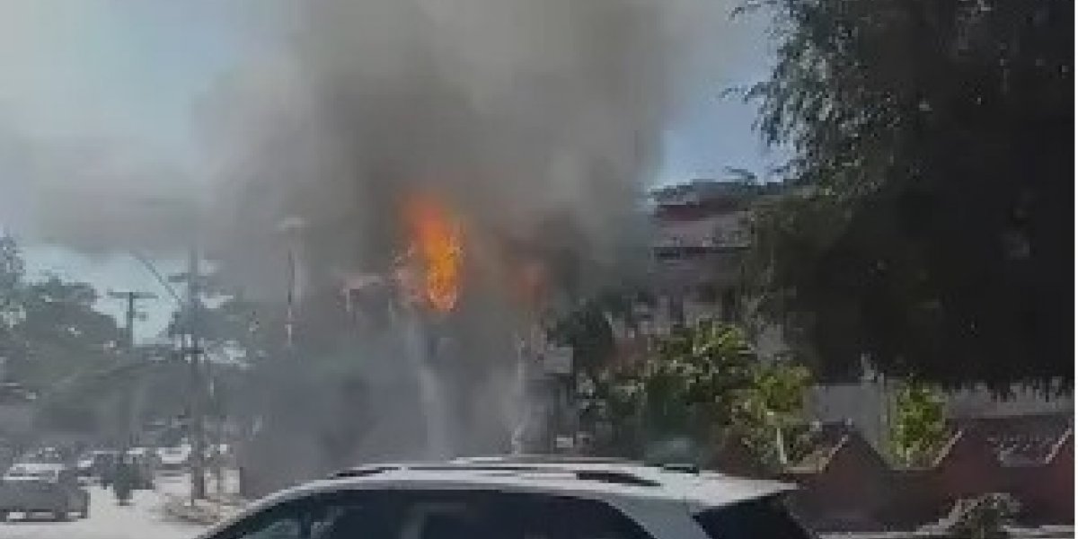 Poste pega fogo e causa transtornos no trânsito na região do Cabula