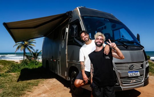 Influenciadores de viagem Rafael e Tiago Reis têm celular furtado em Salvador