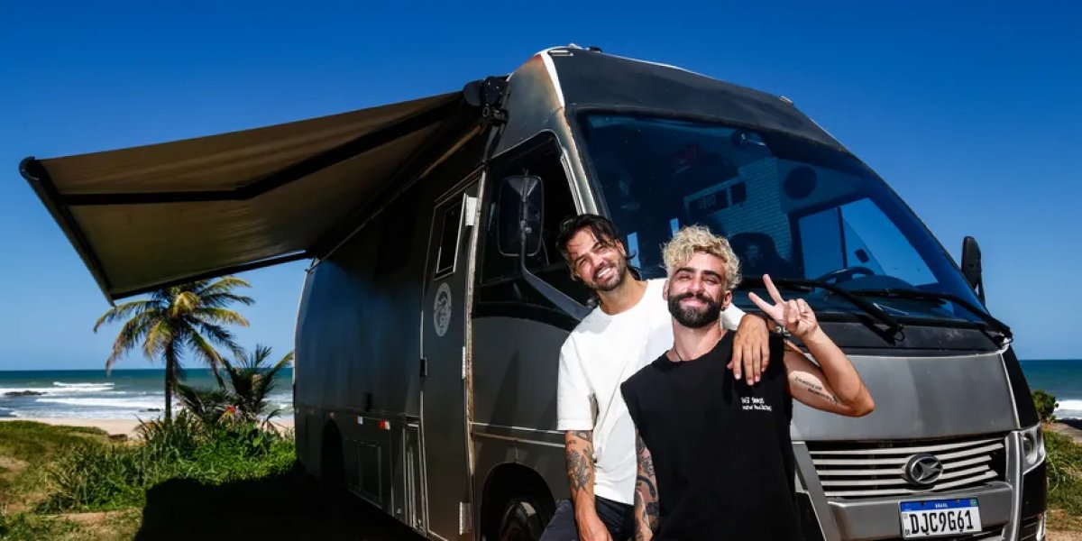 Influenciadores de viagem Rafael e Tiago Reis têm celular furtado em Salvador