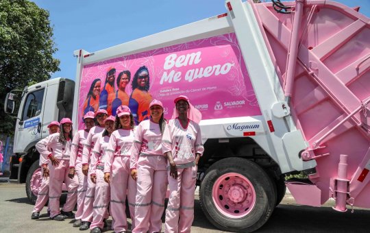 Caminhões da Limpurb sinalizam importância do combate ao câncer de mama