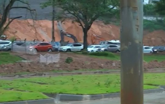 Acidente e obras deixam Avenida Juracy Magalhães engarrafada