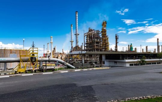 Funcionários de refinaria são hospitalizados após inalar gás químico na Bahia