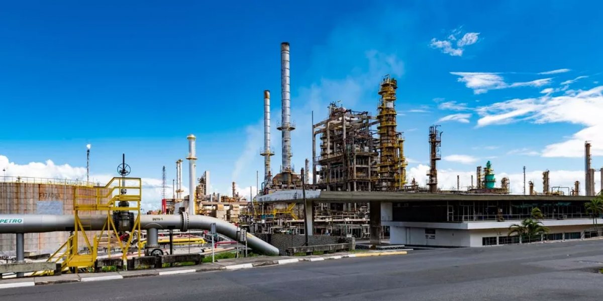 Funcionários de refinaria são hospitalizados após inalar gás químico na Bahia