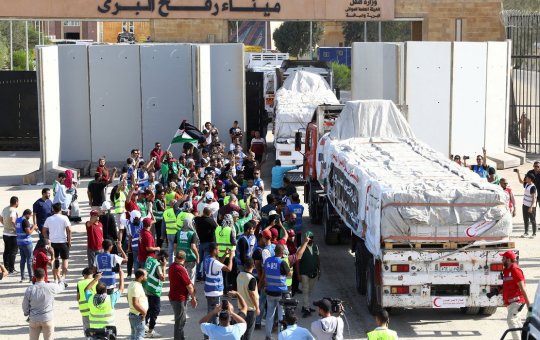 Caminhões com ajuda humanitária entram na Faixa de Gaza