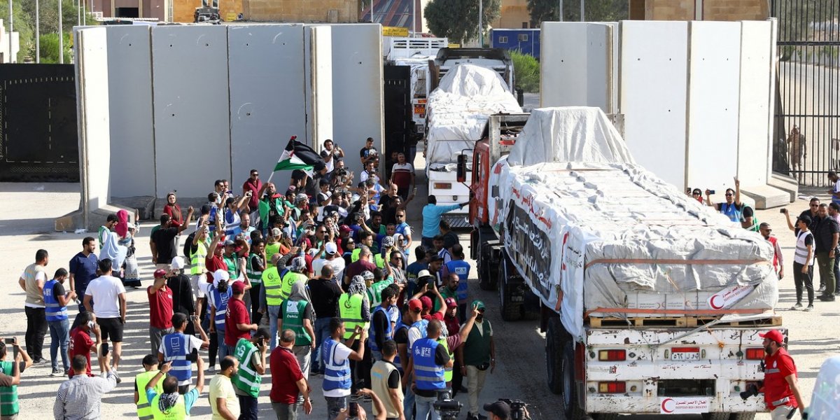 Caminhões com ajuda humanitária entram na Faixa de Gaza