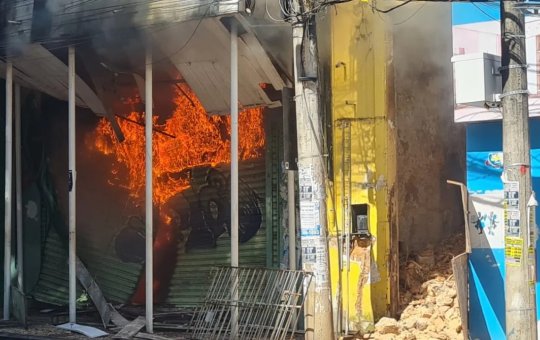 Incêndio atinge casarão e loja na Avenida Sete de Setembro, em Salvador