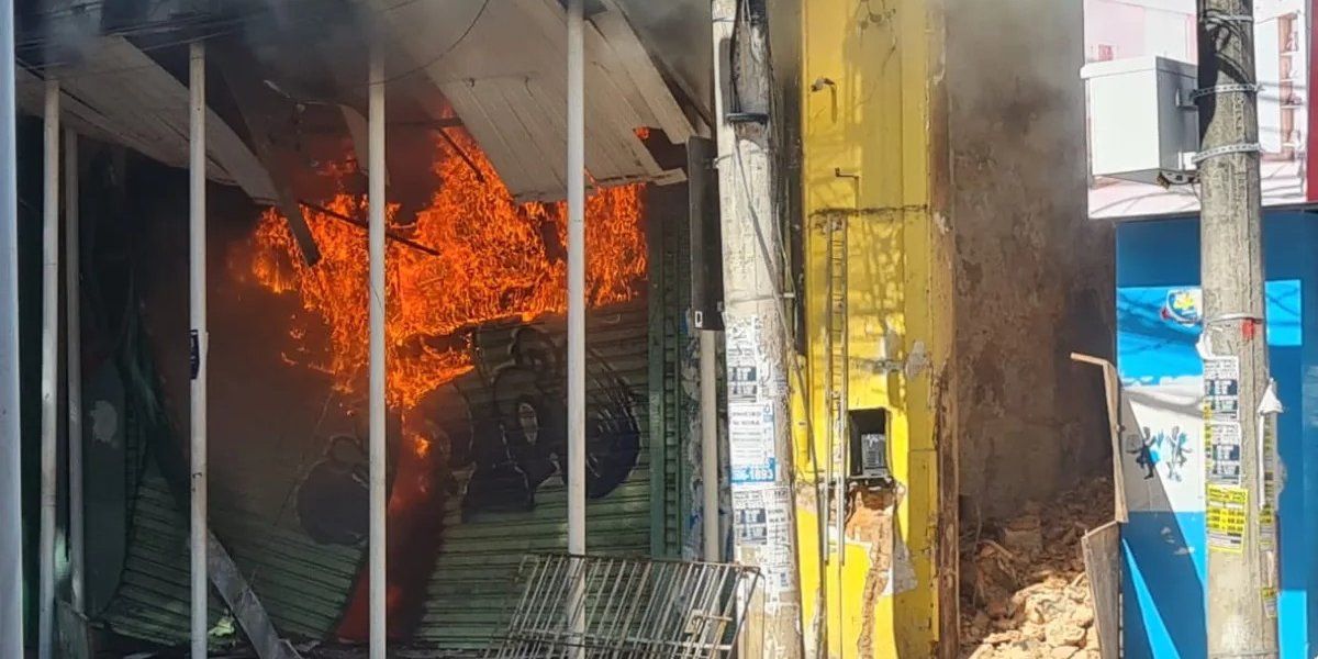 Incêndio atinge casarão e loja na Avenida Sete de Setembro, em Salvador
