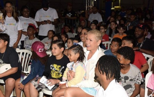 Xuxa alegra criançada em visita ao Complexo do Alemão, no Rio de Janeiro