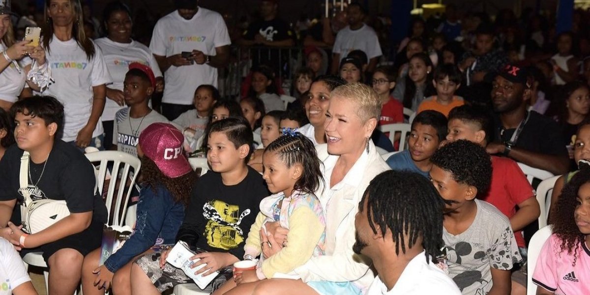 Xuxa alegra criançada em visita ao Complexo do Alemão, no Rio de Janeiro