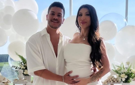 Arthur Aguiar e Jheny Santucci anunciam sexo do bebê em chá revelação