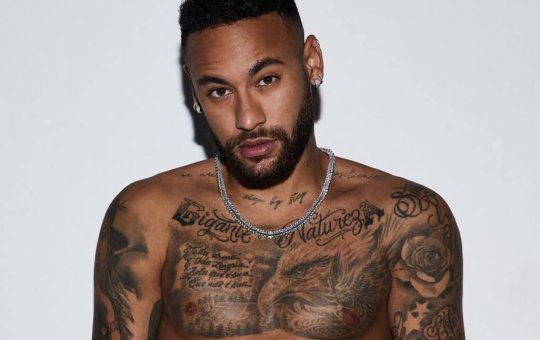 Neymar sensualiza em ensaio para marca de Kim Kardashian