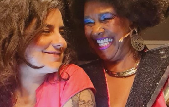 Esposa de Sandra de Sá homenageia cantora com tatuagem do seu rosto no braço