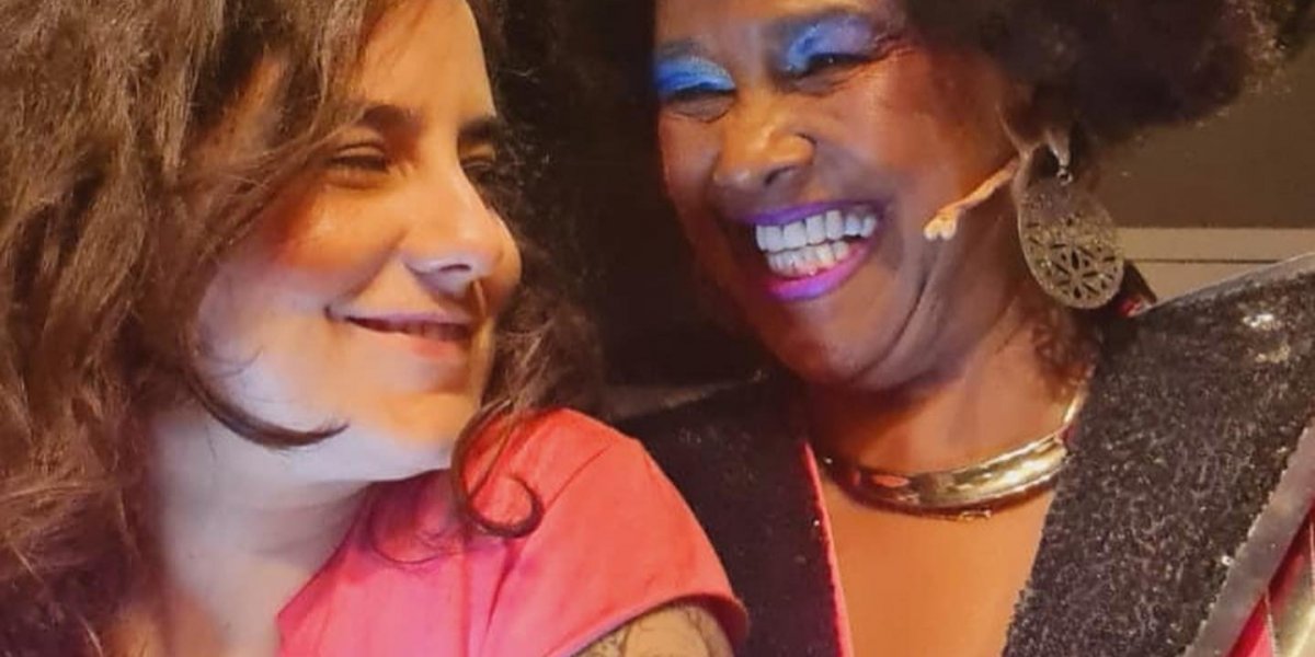 Esposa de Sandra de Sá homenageia cantora com tatuagem do seu rosto no braço