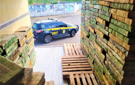 PRF apreende mais de 2 toneladas de maconha em caminhão frigorífico, na Bahia
