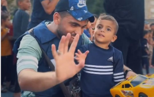 Criança que apareceu apavorada em vídeo apareceu sorrindo no domingo