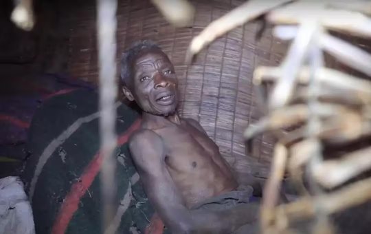 Homem vive isolado há mais de 50 anos por medo de mulher