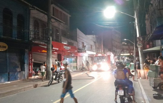 Loja de sapatos pega fogo na Barroquinha, em Salvador