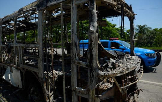 Motorista queimado após ataques a ônibus está internado no Rio