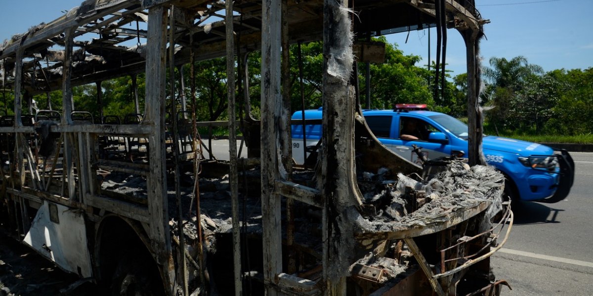 Motorista queimado após ataques a ônibus está internado no Rio