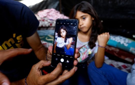 Crianças de Gaza usam pulseiras para serem identificadas em caso de bombardeio