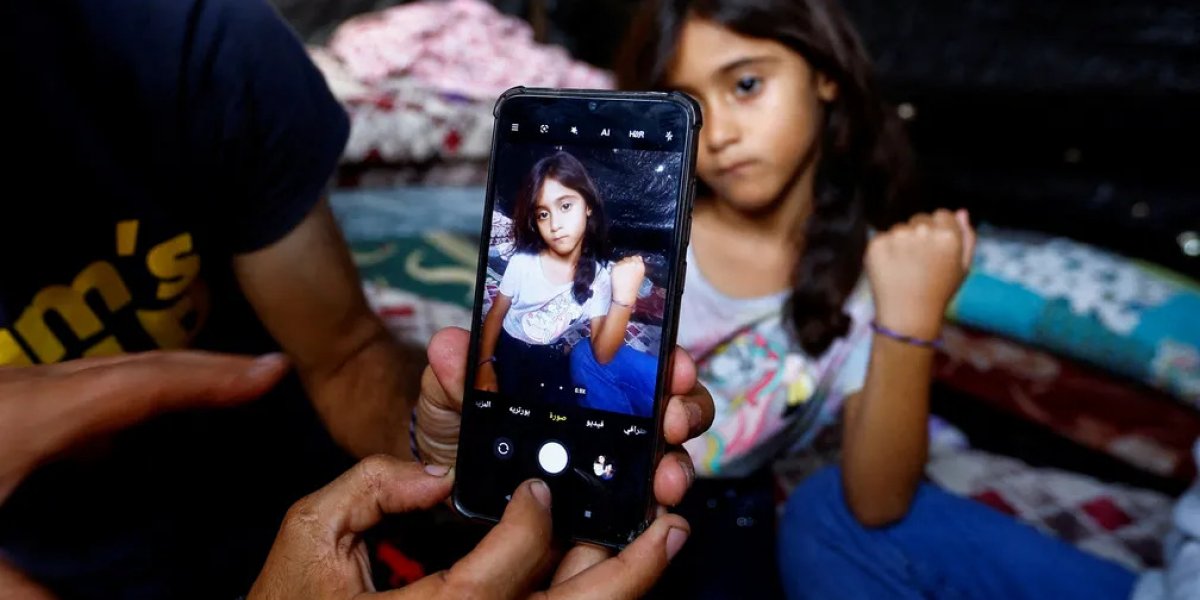 Crianças de Gaza usam pulseiras para serem identificadas em caso de bombardeio