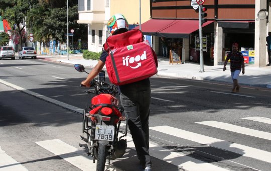 IBGE: Brasil tem 2,1 milhões de trabalhadores por aplicativo