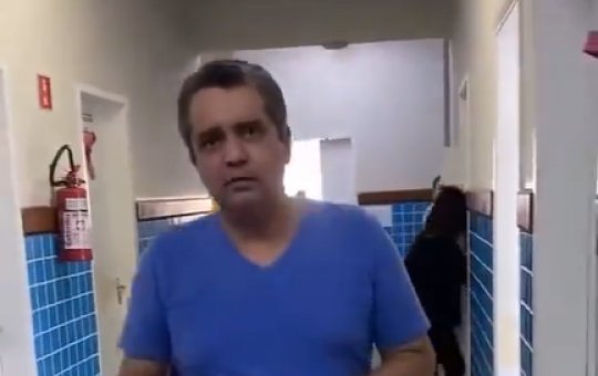 Médico chega atrasado em posto de saúde e debocha da situação