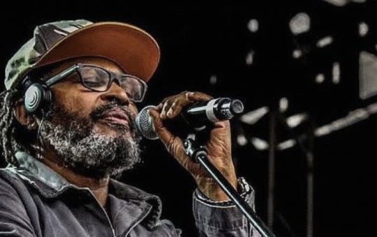 Residência do Cantor Edson Gomes é Invadida em São Félix-Ba