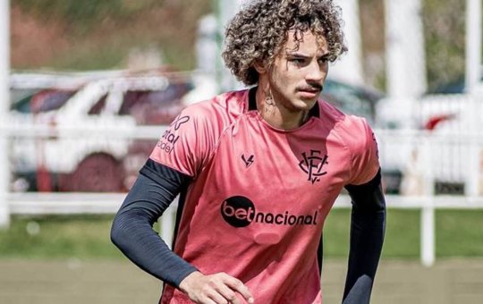 Yan Souto volta a treinar com o elenco do Vitória após suspeita de hérnia