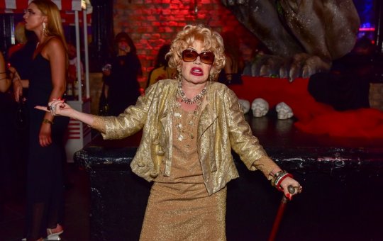 Gkay faz homenagem à Dercy Gonçalves e surge irreconhecível