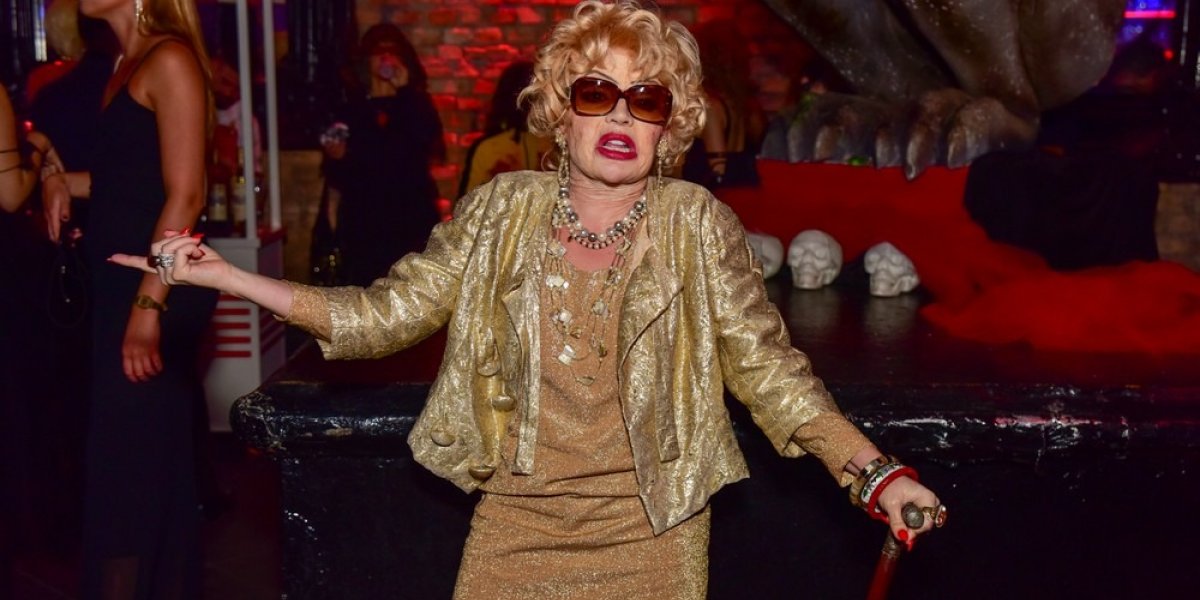 Gkay faz homenagem à Dercy Gonçalves e surge irreconhecível