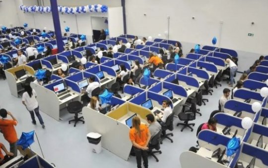 Além do headset: desafios da saúde mental de operadores de telemarketing